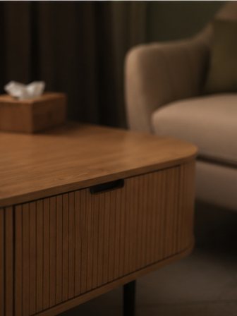 Το ξύλινο τραπέζι με το κουτί χαρτομάντιλων