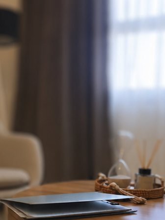 Φορητός υπολογιστής στο τραπέζι, για τις διαδικτυακές συνεδρίες
